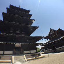 東に金堂、西に五重の塔という配置です。