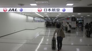 国内線用の搭乗チェックインカウンターは１階