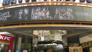 新国王の写真が飾られていました