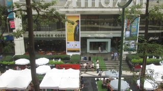 なかは吹き抜けの構造