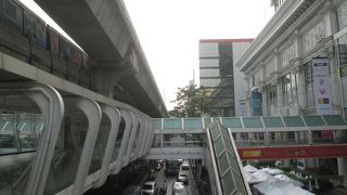 通りの反対側に移動