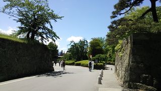 上田駅から北西に徒歩10分弱のところに位置する上田城跡地を活用した公園