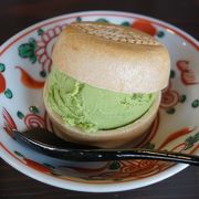 カウンターに座って、抹茶アイス