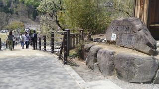 白川郷のであい橋　川の上で気持ちよい