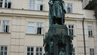 カレル橋のたもとにある王様の像