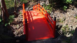 朱色の橋はよく目立つ