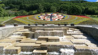 大きな花時計が名物