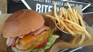 都会的なハンバーガー