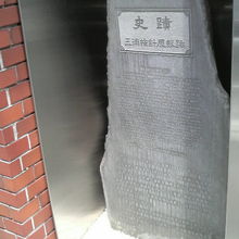 建物の間に小さな石碑があります