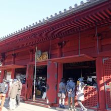 赤いお堂が印象的。