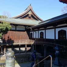 渡り廊下でつながった建物も。