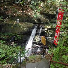 遊歩道には滝がいくつもあります