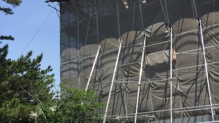 飛鳥建築の粋を集めた門です。現在、修理中です。