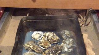 囲炉裏を囲んで食事