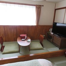 和室部分でお茶セットとテレビがある。