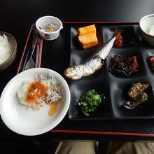 朝食はバイキング方式