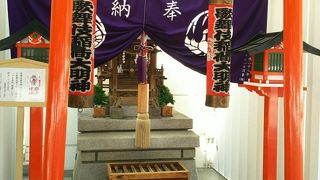 歌舞伎座脇の稲荷神社