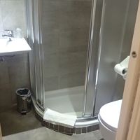 シャワー、トイレも清潔。