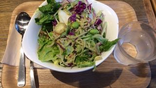 シンガポール発サラダ店！