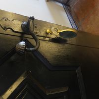 多くの投稿にあるように部屋の鍵は年代物。少し捻るだけでOK。