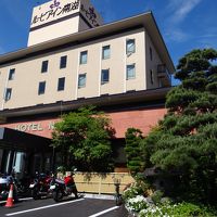 周りの立派な旅館にやや差がありますが。