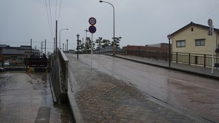 運河に架かった橋の中では