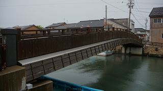 サイドにスカートのような裳階