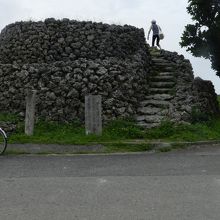 名石集落外れのコート盛