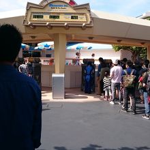 ファストパスも混んでいます