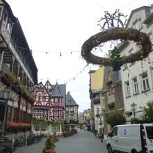 バッハラッハ：アルトケニッシャー・ホフと大きなクランツ