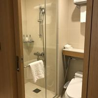 シャワーブースとトイレ（ウォッシュレットあり）