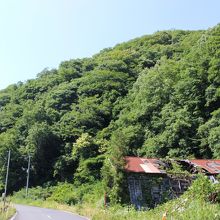 この山がかつての温湯城