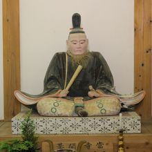 町内の長江寺にある小笠原長隆の木像