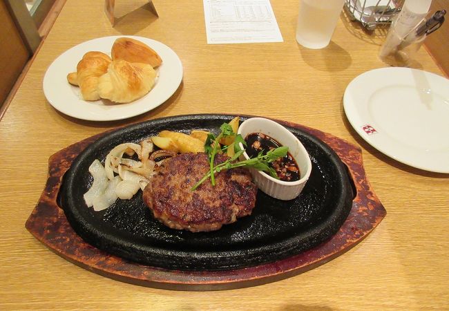 極上ハンバーグステーキなど美味です。１８０円追加で焼きたてパン食べ放題！