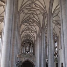 奥にパイプオルガンがあります。