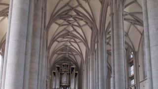 ネルトリンゲンの街の中央に位置しています。