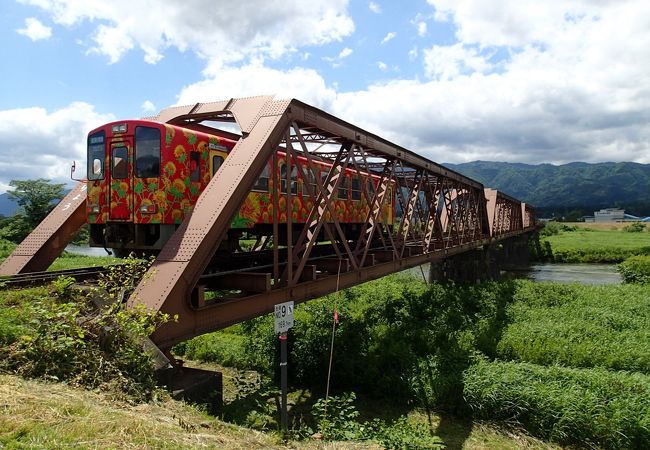 荒砥駅へ行くなら、日本最古の現役鉄道橋　「土木遺産の最上川橋梁」へも…