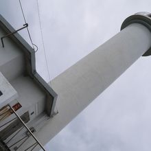 雑草をかき分けた先にある灯台