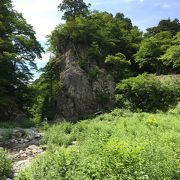 河原に下りると、渓流越しに大山の北碧