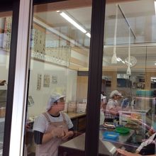 焼き上がりを行列で