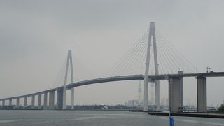 二つの鉄塔を持つ本格的な斜張橋