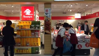 空港の土産物店