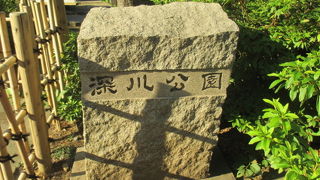 高さ８ｍの石造の燈明台もあります。