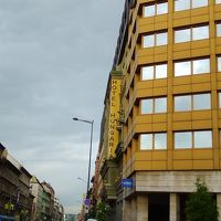 結構交通量の多い通りに面しています