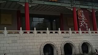 紀念堂の広場の中に