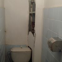 禁煙室なのにタバコの匂いが。ドアはきちんと閉まりません。