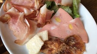 一軒家風のこじんまりしたお店