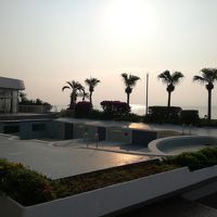 朝のホテル眺望。プールは立派そう。