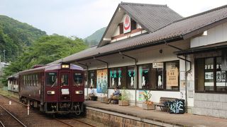 ローカル線の駅にある温泉
