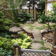 小ぢんまりした綺麗な日本庭園